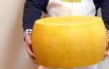 Αυτό το τεράστιο κεφάλι τυρί ζυγίζει 32 κιλά και πωλείται για $900! - Φωτογραφία 1