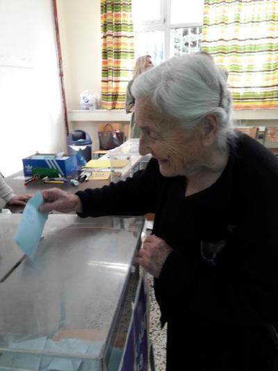 Ψήφος 103 ετών! Η γηραιότερη ψηφοφόρος έστειλε σήμερα το δικό της μήνυμα- ΦΩΤΟ - Φωτογραφία 2