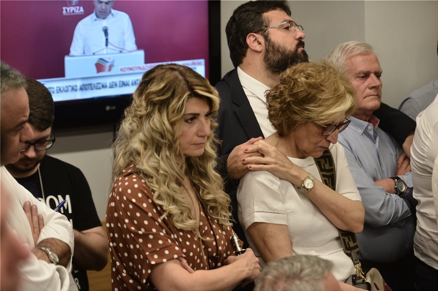 Κλαίει η Κουμουνδούρου: Με δάκρυα παρακολούθησαν τη δήλωση Τσίπρα οι υπουργοί - Φωτογραφία 5