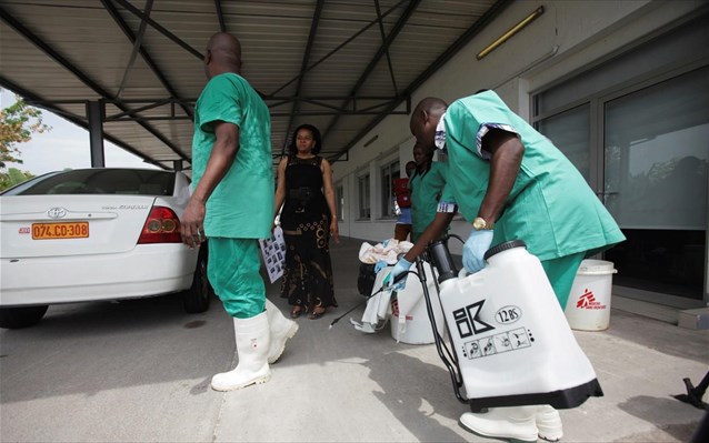 Νεκροί τέσσερις γιατροί από επιθέσεις σε δομές υγείας για τον Έμπολα - Φωτογραφία 1