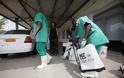 Νεκροί τέσσερις γιατροί από επιθέσεις σε δομές υγείας για τον Έμπολα