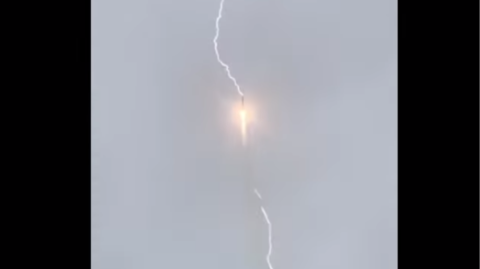 ΒΙΝΤΕΟ.Κεραυνός χτύπησε πύραυλο Soyuz κατά την εκτόξευσή του - Φωτογραφία 1