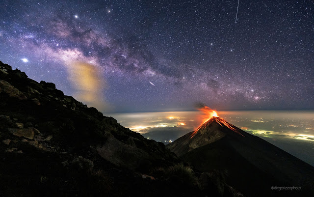 A Volcano of Fire under a Milky Way of Stars - Φωτογραφία 1