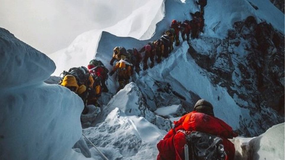 Aμερικανός ορειβάτης έχασε τη ζωή του κατά την κατάβαση από το Έβερεστ - Φωτογραφία 1