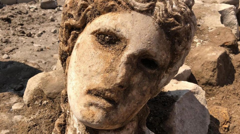 Σπουδαία ανακάλυψη στη Ρώμη: Βρήκαν μαρμάρινη κεφαλή του Διονύσου 2.000 ετών - Φωτογραφία 1