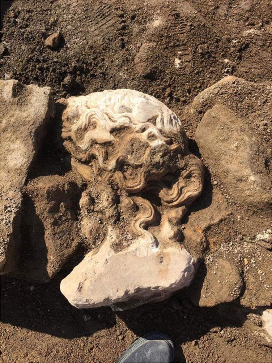 Σπουδαία ανακάλυψη στη Ρώμη: Βρήκαν μαρμάρινη κεφαλή του Διονύσου 2.000 ετών - Φωτογραφία 2