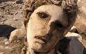 Σπουδαία ανακάλυψη στη Ρώμη: Βρήκαν μαρμάρινη κεφαλή του Διονύσου 2.000 ετών - Φωτογραφία 1