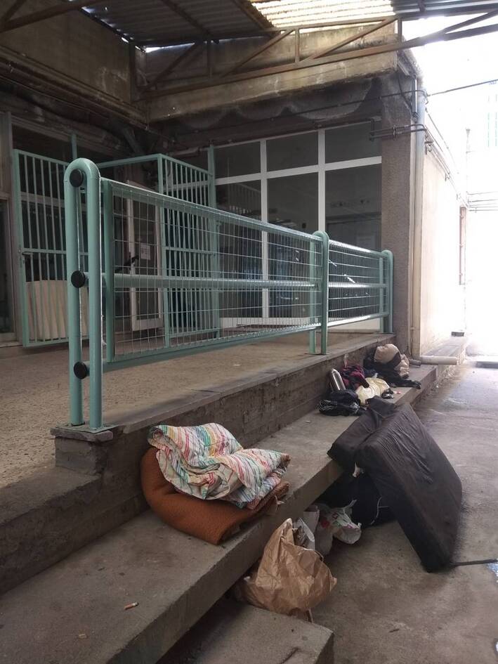 ΠΟΕΔΗΝ: Άστεγοι έχουν κατακλύσει το ΑΧΕΠΑ - Φωτογραφία 3