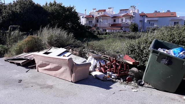 Αγανάκτηση με τα σκουπίδια και τα αγριόχορτα στην Ιαλυσό - Φωτογραφία 1