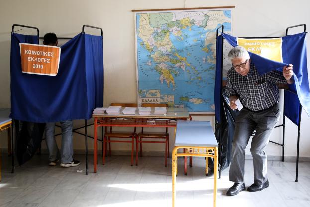 Κατσίκες, μεθυσμένοι, κουδούνια και τηλέφωνα μέσα στο παραβάν - Ιστορίες από εκλογικά κέντρα της Κρήτη - Φωτογραφία 1