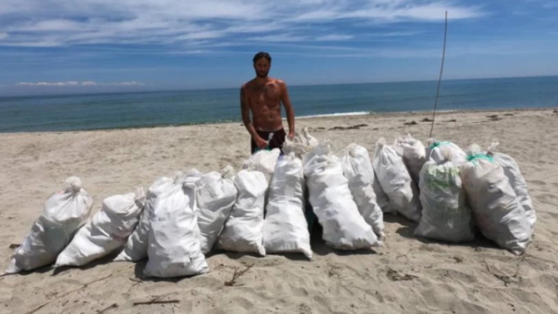 Έλληνας ράπερ καθάρισε παραλία 1,5 χιλιομέτρου στη Λάρισα, γεμίζοντας 20 σακιά με σκουπίδια - Φωτογραφία 1