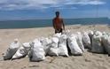 Έλληνας ράπερ καθάρισε παραλία 1,5 χιλιομέτρου στη Λάρισα, γεμίζοντας 20 σακιά με σκουπίδια