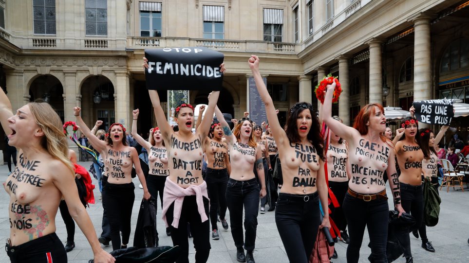 Γυμνόστηθες Femen διαμαρτυρήθηκαν για τις 60 γυναίκες που δολοφονήθηκαν φέτος στη Γαλλία - Φωτογραφία 1