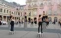 Γυμνόστηθες Femen διαμαρτυρήθηκαν για τις 60 γυναίκες που δολοφονήθηκαν φέτος στη Γαλλία - Φωτογραφία 2