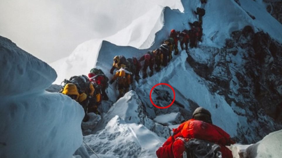 Εικόνα σοκ από το Έβερεστ: Δεκάδες ορειβάτες προσπερνούν... ένα πτώμα - Φωτογραφία 1