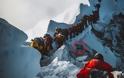 Εικόνα σοκ από το Έβερεστ: Δεκάδες ορειβάτες προσπερνούν... ένα πτώμα