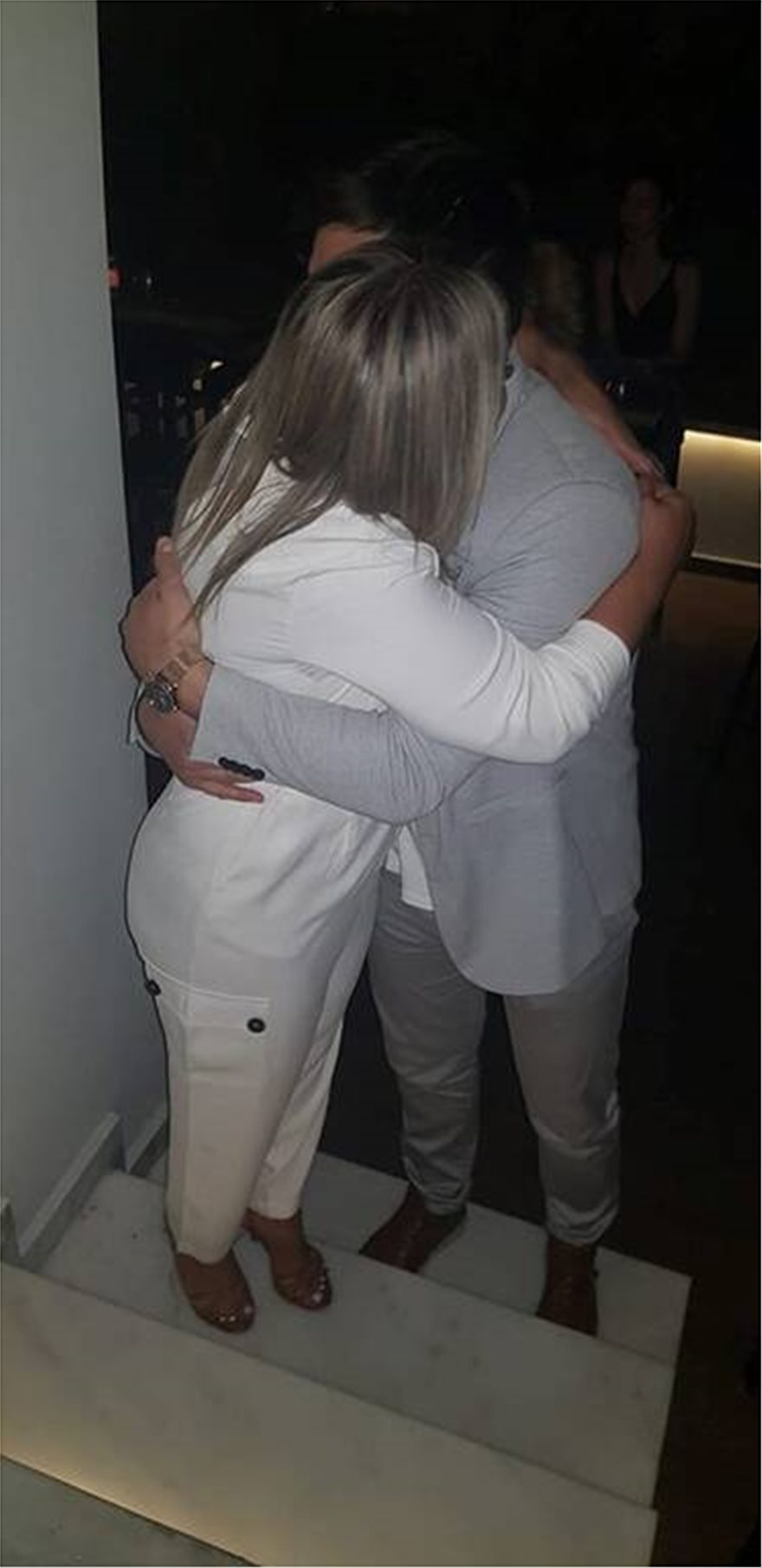 Η μητέρα του Πάνου Ζάρλα δημοσίευσε την τελευταία τους αγκαλιά - Φωτογραφία 2