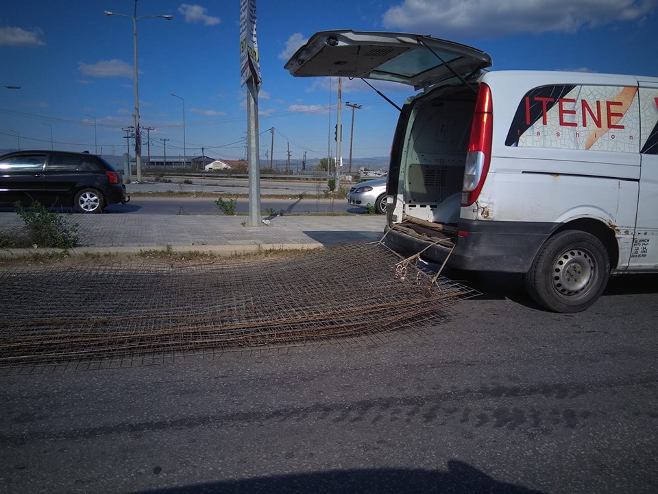 Οδηγός - δημόσιος κίνδυνος: Έσερνε μεταλλικά πλέγματα - Φωτογραφία 2