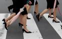 Οι Γιαπωνέζες «βγάζουν» τα ψηλοτάκουνα από τους χώρους εργασίας