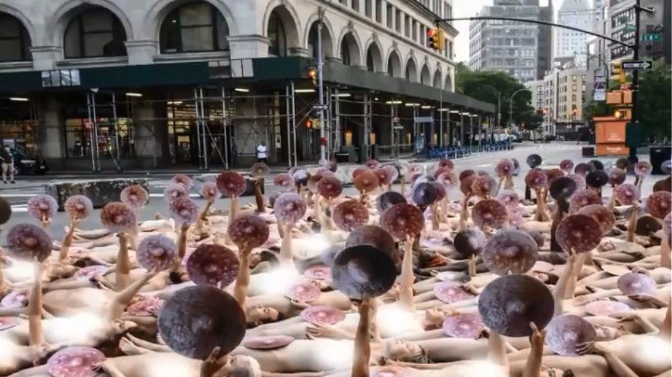Διαμαρτυρία στη Facebook: Μοντέλα πόζαραν γυμνά έξω από τα γραφεία στη Νέα Υόρκη - Φωτογραφία 1
