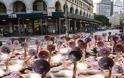 Διαμαρτυρία στη Facebook: Μοντέλα πόζαραν γυμνά έξω από τα γραφεία στη Νέα Υόρκη