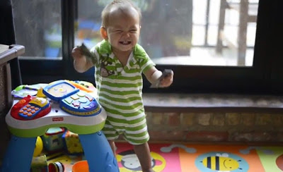 Οι απίθανες αντιδράσεις μωρών όταν γυρνάει ο μπαμπάκας στο σπίτι (Video) - Φωτογραφία 1