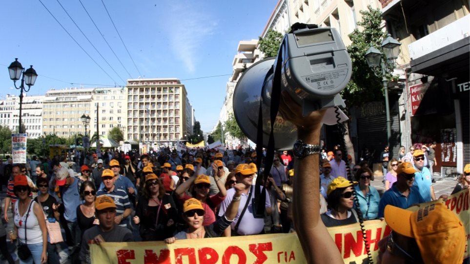 Δεύτεροι οι Έλληνες σε δυσαρέσκεια για το πώς λειτουργεί η Δημοκρατία - Φωτογραφία 1