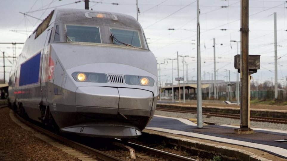 Τρένο με προορισμό τη Βαρκελώνη παρέμεινε ακινητοποιημένο για 6 ώρες μέσα σε σήραγγα - Φωτογραφία 1