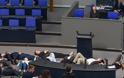 Ακτιβιστές για το κλίμα διέκοψαν την ομιλία του Σόιμπλε στην Bundestag και έπεσαν... «νεκροί» στο πάτωμα