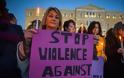 Συγκέντρωση στη Βουλή για τον νέο Ποινικό Κώδικα: «Κάνει τον βιασμό πλημμέλημα»