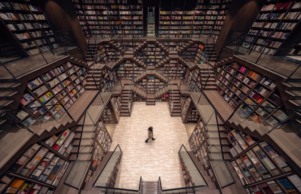 Ένα σχεδόν εξωπραγματικό βιβλιοπωλείο με έμπνευση από τον Έσερ - Φωτογραφία 1