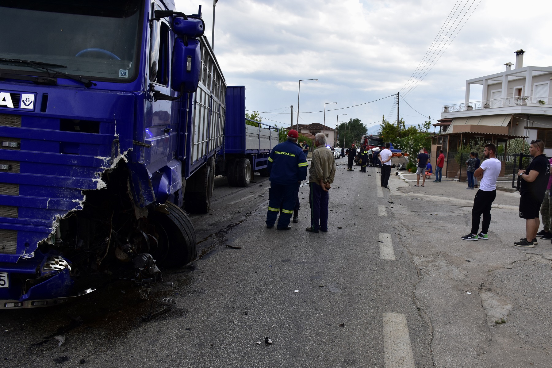 Εικόνες-σοκ: Φονική σύγκρουση αγροτικού με φορτηγό - Ένας νεκρός - Φωτογραφία 5