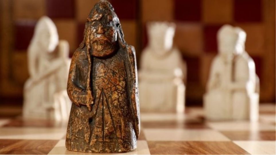 Πολύτιμο μεσαιωνικό πιόνι από σκάκι που ήταν... ξεχασμένο για 200 χρόνια σε συρτάρι - Φωτογραφία 1
