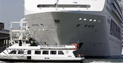 Προβληματισμός μετά από ατύχημα με κρουαζιερόπλοιο στη Βενετία - Φωτογραφία 1