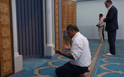 Mουσουλμάνοι προσευχήθηκαν για πρώτη φορά μέσα στο τέμενος της Αθήνας (pics) - Φωτογραφία 1