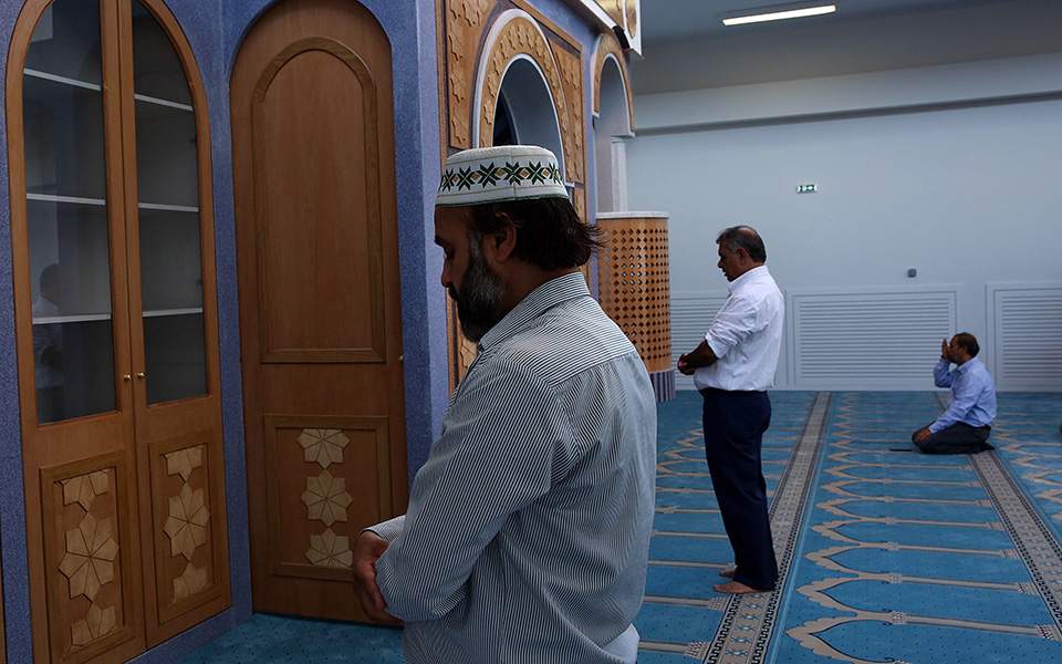 Mουσουλμάνοι προσευχήθηκαν για πρώτη φορά μέσα στο τέμενος της Αθήνας (pics) - Φωτογραφία 3