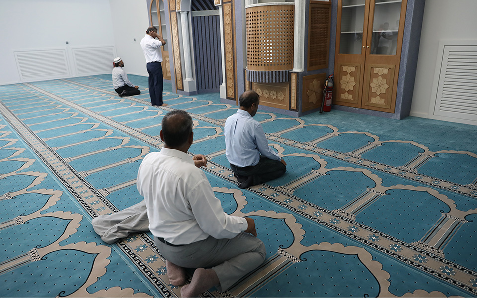 Mουσουλμάνοι προσευχήθηκαν για πρώτη φορά μέσα στο τέμενος της Αθήνας (pics) - Φωτογραφία 4