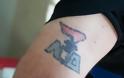 Ροδίτης έκανε τατουάζ… τον πυρσό της Νέας Δημοκρατίας (εικόνα)