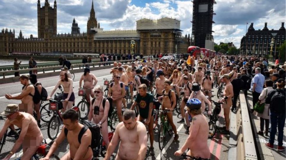 Χιλιάδες ολόγυμνοι ποδηλάτες πλημμύρισαν τους δρόμους του Λονδίνου - Φωτογραφία 1