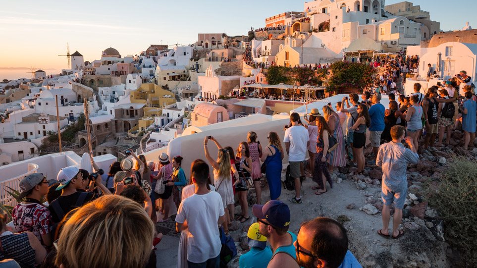 Economist: Η Σαντορίνη το αγαπημένο νησί του Instagram - Πώς οι τουρίστες ενοχλούν τους κατοίκους - Φωτογραφία 1