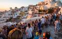 Economist: Η Σαντορίνη το αγαπημένο νησί του Instagram - Πώς οι τουρίστες ενοχλούν τους κατοίκους