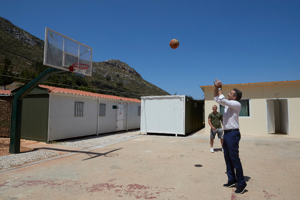 Ο Κυριάκος Μητσοτάκης έπαιξε μπάσκετ με προσωπικό της ΔΑΝ Μεγίστης - Φωτογραφία 1