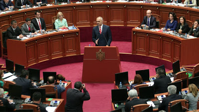 Ανεξέλεγκτη πολιτική κρίση στην Αλβανία: O Ράμα ετοιμάζεται να καθαιρέσει τον Πρόεδρο της χώρας - Φωτογραφία 1
