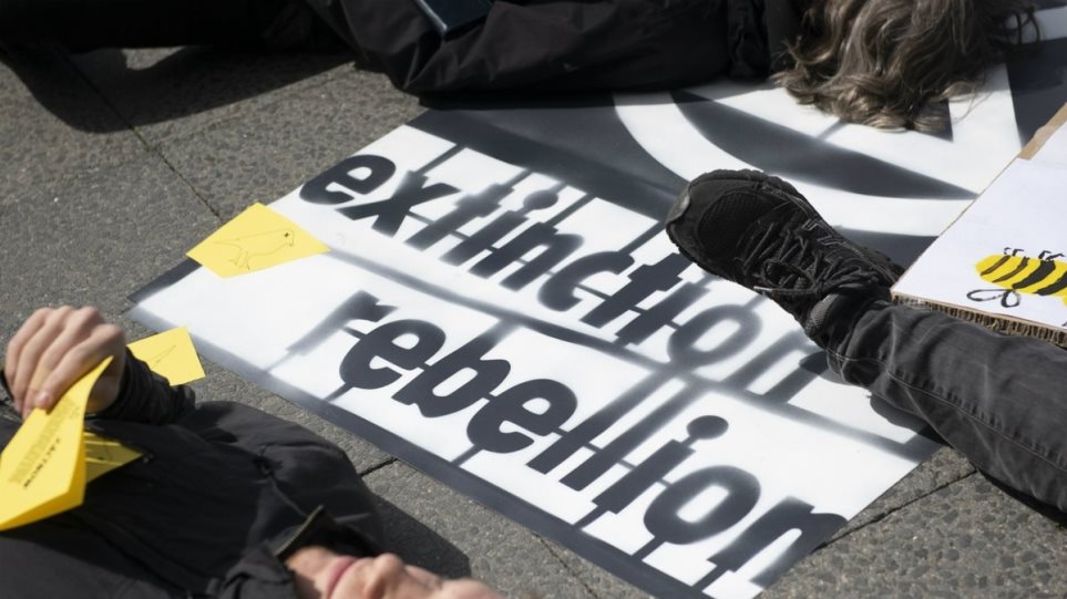 Γερμανία: Οικολόγοι ακτιβιστές αλυσοδέθηκαν στην καγκελαρία - Φωτογραφία 1