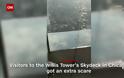 Όταν ο εφιάλτης γίνεται πραγματικότητα: Εσπασε το γυάλινο πάτωμα σε ουρανοξύστη του Σικάγο!