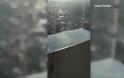Όταν ο εφιάλτης γίνεται πραγματικότητα: Εσπασε το γυάλινο πάτωμα σε ουρανοξύστη του Σικάγο! - Φωτογραφία 2