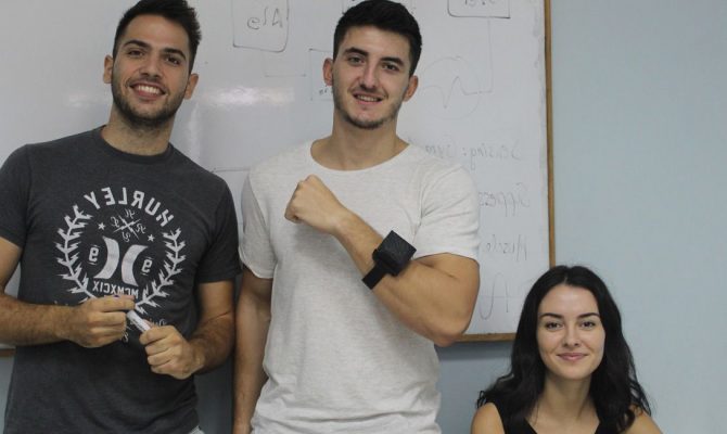 Έλληνες φοιτητές δημιούργησαν συσκευή που εξαφανίζει το τρέμουλο του Πάρκινσον - Φωτογραφία 1