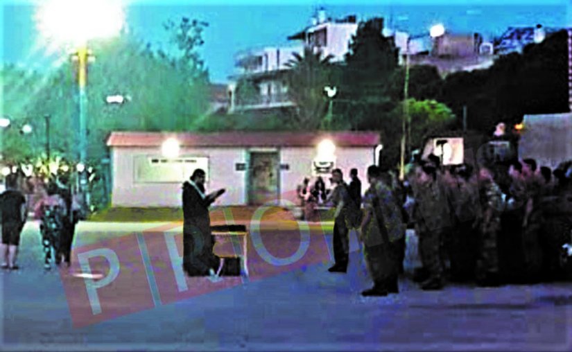 ΕΚΤΑΚΤΟ: Ελληνικές στρατιωτικές δυνάμεις μεταφέρονται στα νησιά του Αιγαίου - Ιερέας ευλογεί όπλα & στρατιώτες (φωτό) - Φωτογραφία 2