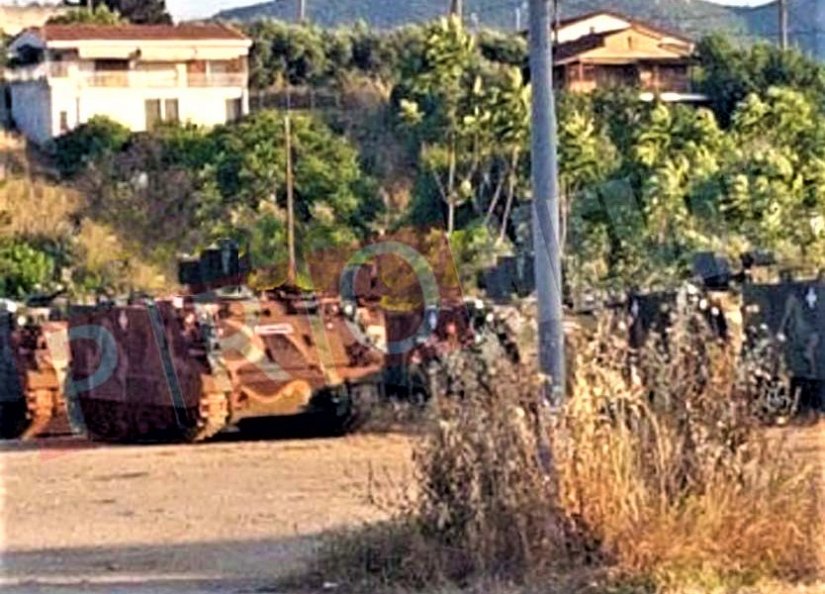 ΕΚΤΑΚΤΟ: Ελληνικές στρατιωτικές δυνάμεις μεταφέρονται στα νησιά του Αιγαίου - Ιερέας ευλογεί όπλα & στρατιώτες (φωτό) - Φωτογραφία 4