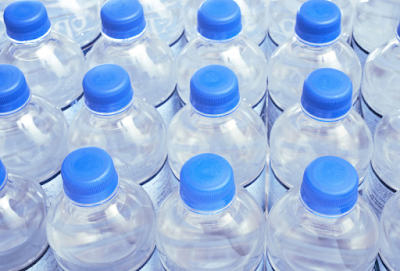 Όλες οι αλήθειες που δεν μάθατε ποτέ για τα μπουκάλια από τα οποία πίνουμε νερό - Φωτογραφία 1